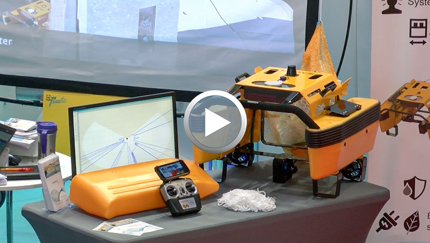 Le Jellyfishbot est un petit robot électrique capable de collecter 
les déchets et les hydrocarbures